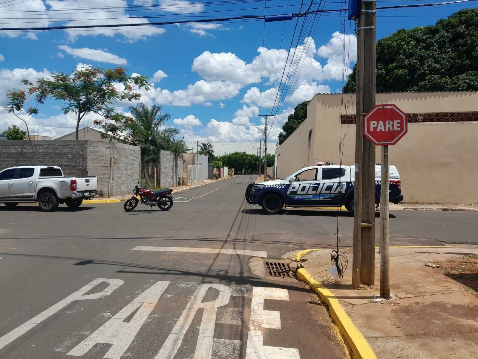 Imagem de compartilhamento para o artigo Motociclista sem habilitação causa acidente em cruzamento de Costa Rica da MS Todo dia